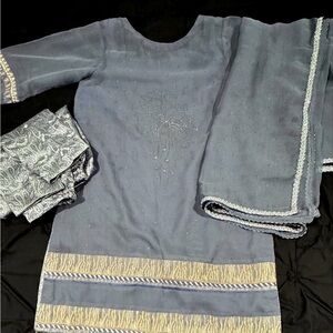 This is a beautiful gray three-piece outfit in size 37.